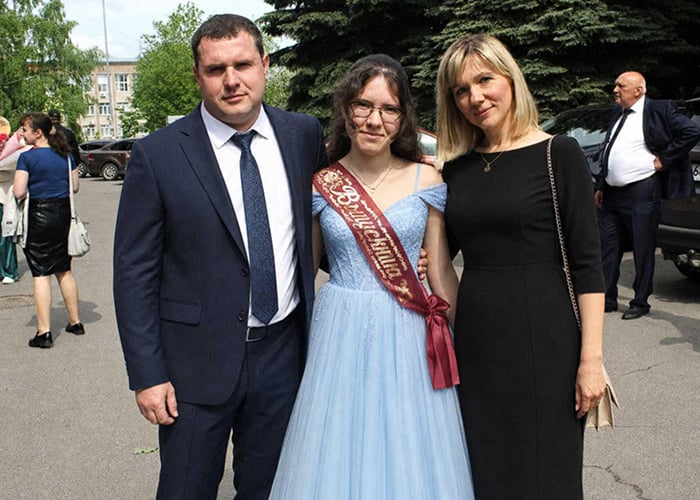 Вера на выпускном в голубом платье с семьёй